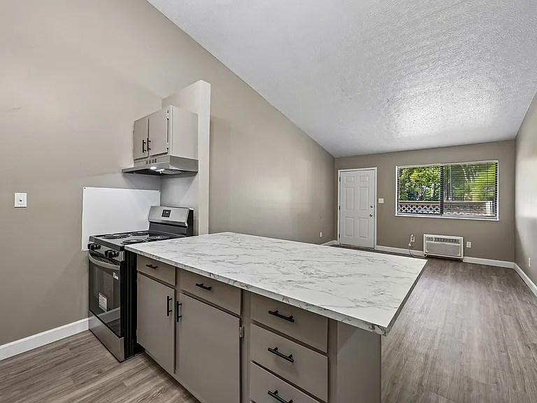 Abbington Village Apartments — Photo 10