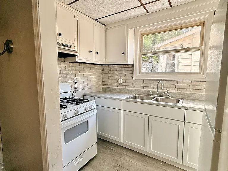 248 Derby St — Photo 6