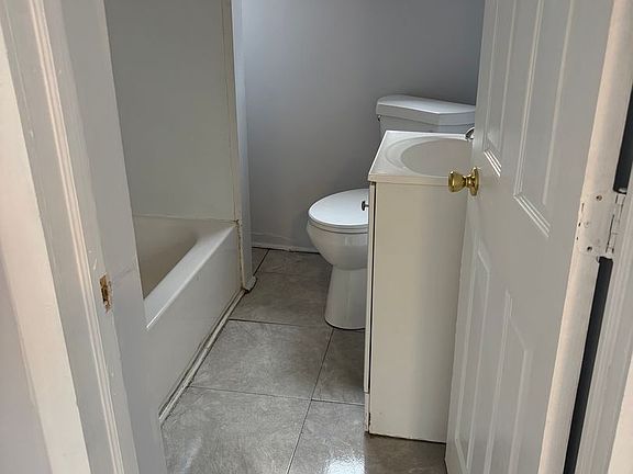 4th image of 827-829 W 9th St #2