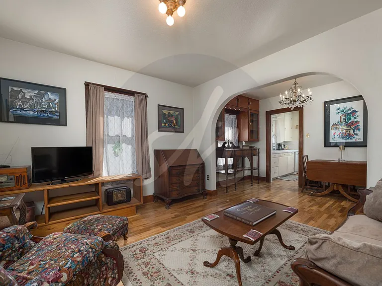 615 E Washington St — Photo 4