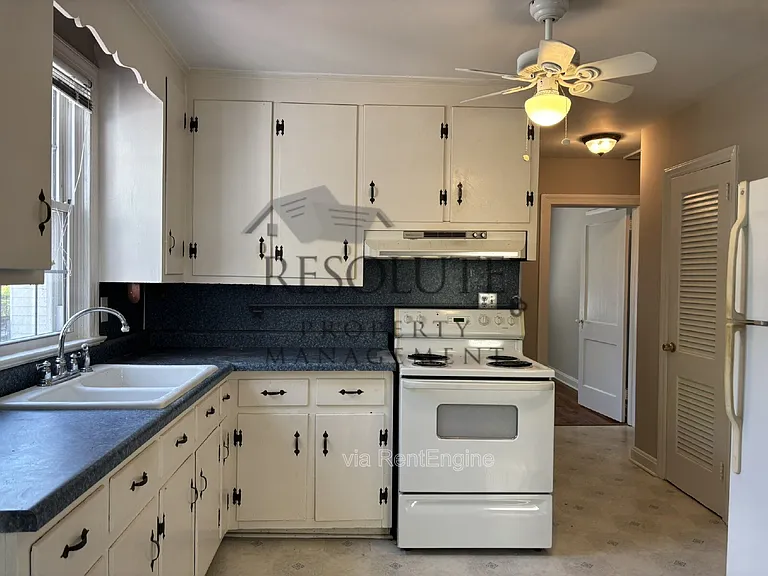 321 E Church St — Photo 3