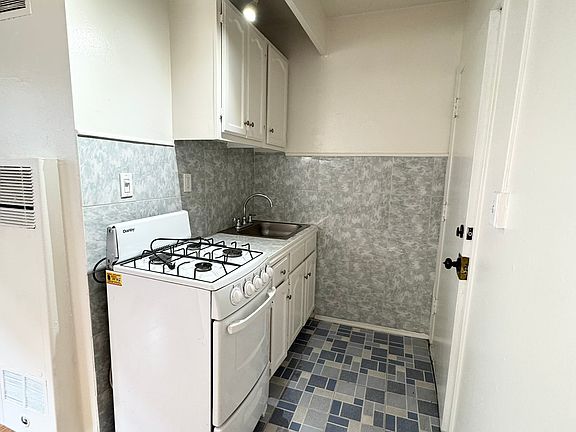 3rd image of 7032 Hawthorn Ave APT 6