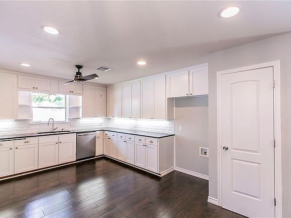 5th image of 2733 Rockview Dr