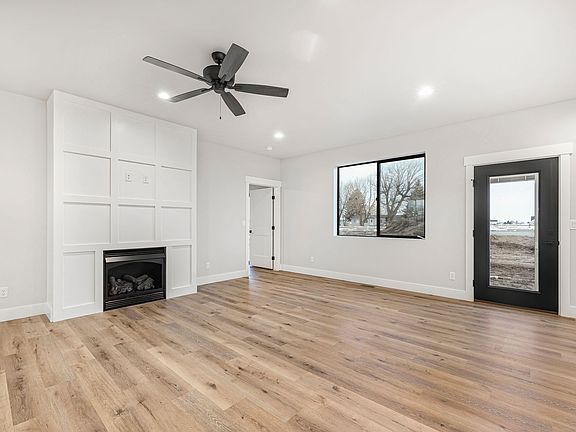 4th image of 564 Aspen Ave
