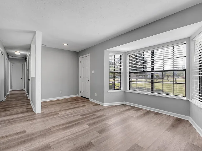 27 Sierra Rd — Photo 5