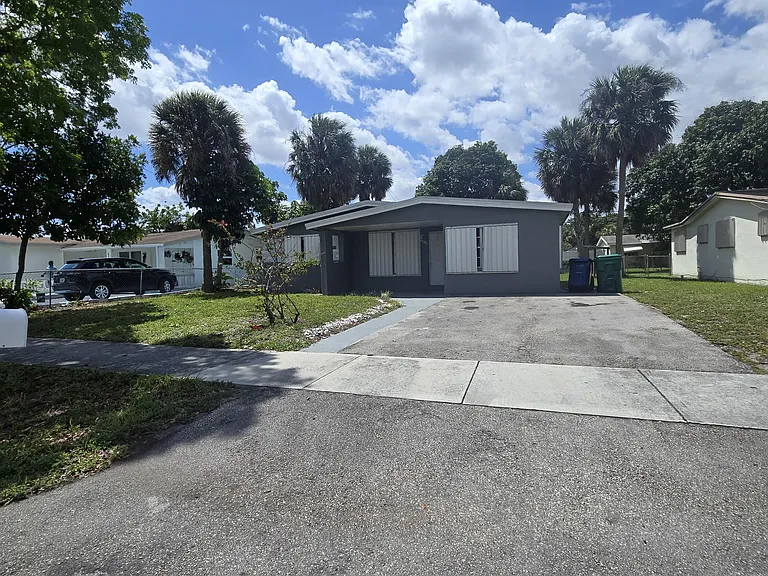 3860 NW 8th Pl — Photo 2