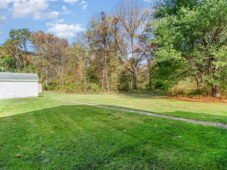 215 Pine Grove Rd — Photo 17