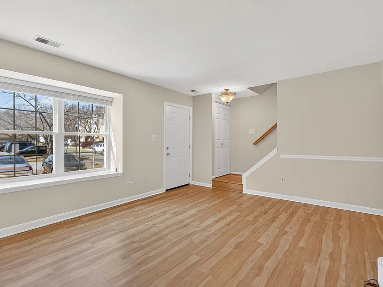 8 Suncroft Ct — Photo 4