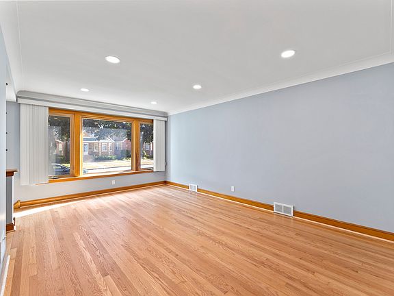 2nd image of 5534 S Natoma Ave #H
