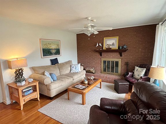 3rd image of 114 S Toria Dr