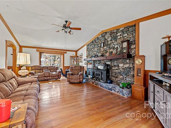 4th image of 367 Wooded Bluff Ln