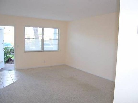 Entry/Living Room