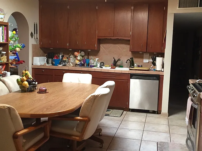 Large kitchen, fully stocked, microwave, gas, stove, blender, toaster.