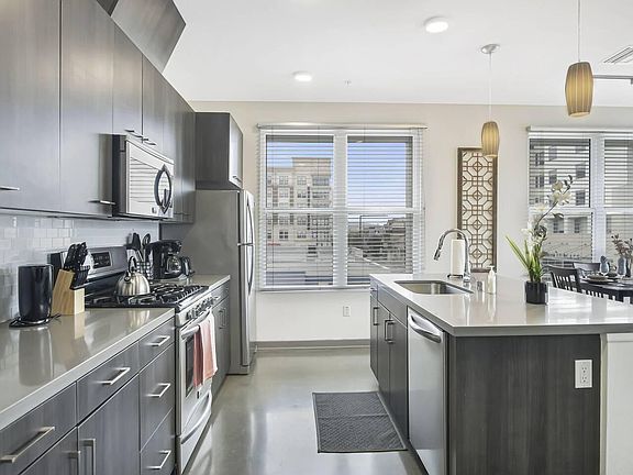 5th image of 200 W Wilson Ave Floor 2-ID542P