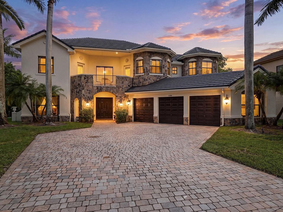 1st image of 10594 Versailles Boulevard