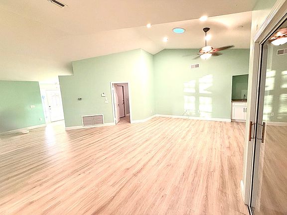 4th image of 764 Saint Andrews Blvd