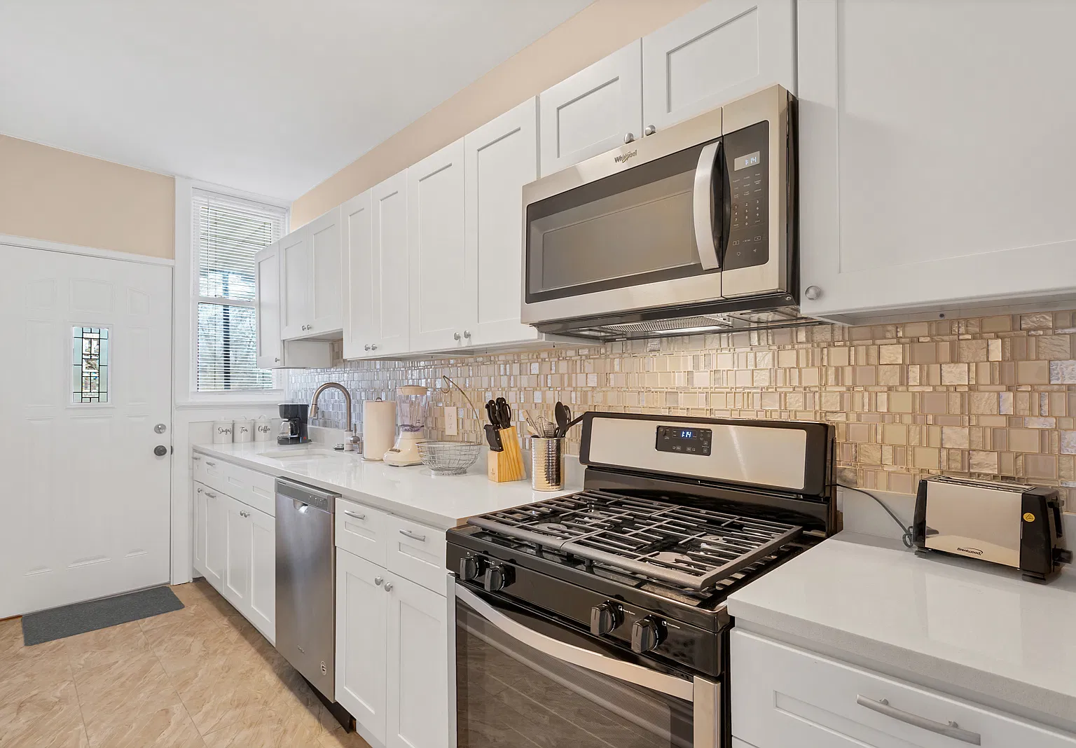 2 bed, 700 sqft, $2,200 — Photo 3