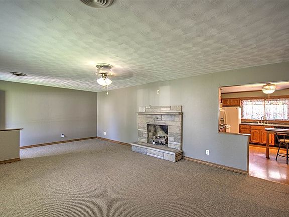 5th image of 410 N Elm St