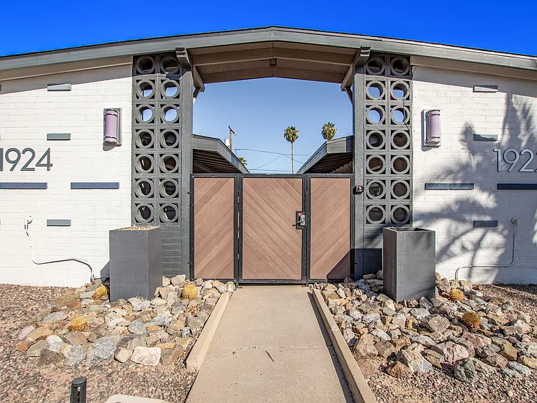 Palm View Manor — Photo 46
