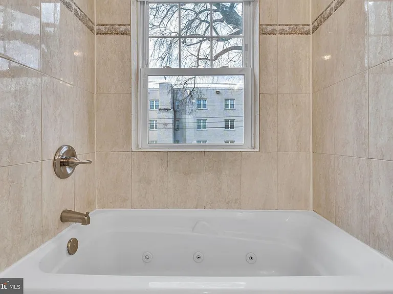 912 Barnaby St SE #101 — Photo 22