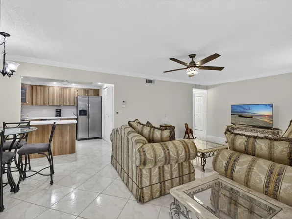 309 Knotty Pine Circle #D-1, Greenacres, FL 33463