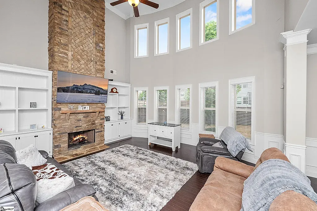 5 bed, 4457 sqft, $3,499 — Photo 2