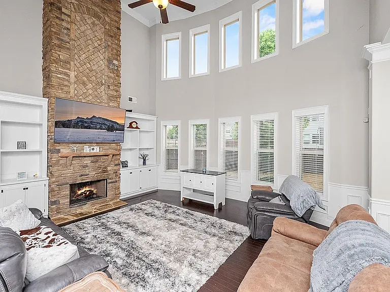 111 Fort Dr — Photo 2