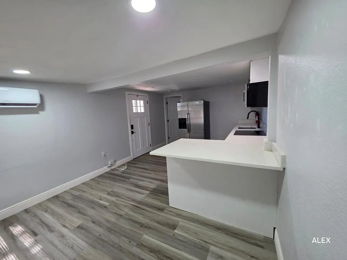 Unit Photo - 1100 Beverly Ave #C