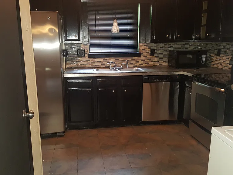 657 Watson St — Photo 4