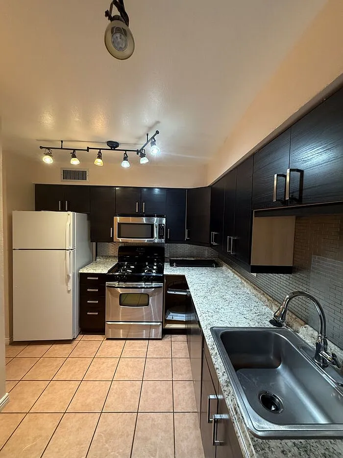 3 bed, 2.0 bath, 1446 sqft, $1,650 — Photo 3