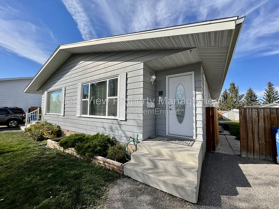 5 Laval Ct W #UPPER LEVEL
