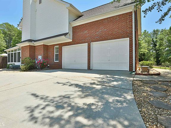 2nd image of 724 Forestglen Dr