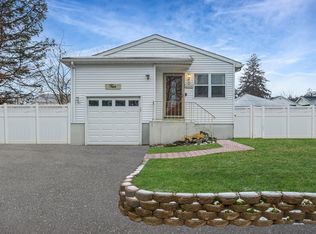 4 Jupiter Rd, Rocky Point, NY 11778