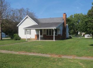 313 S Main St, Riverton, IL 62561