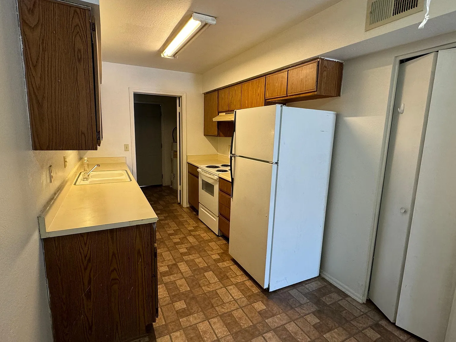 2829 E Capri Cir — Photo 3