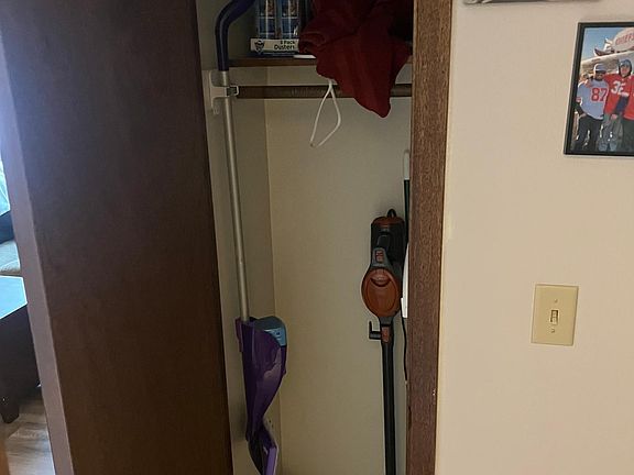 3rd image of 708 Oakcrest St #1