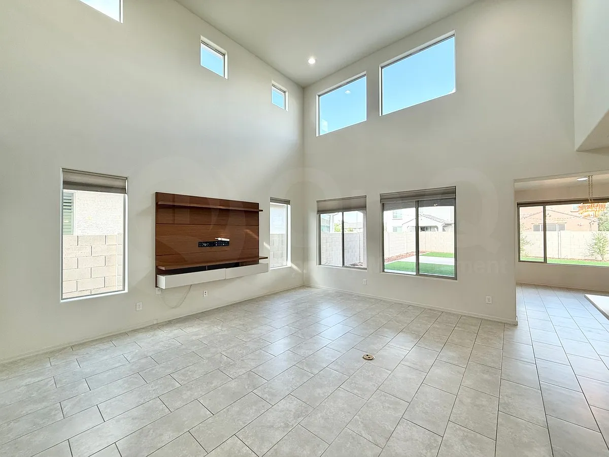 5 bed, 4.5 bath, 3067 sqft, $3,499 — Photo 4