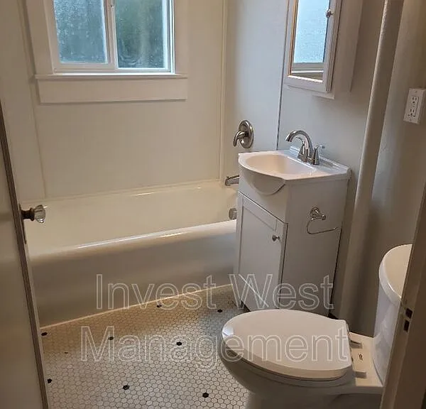 615 NE 6th Ave #10 — Photo 6