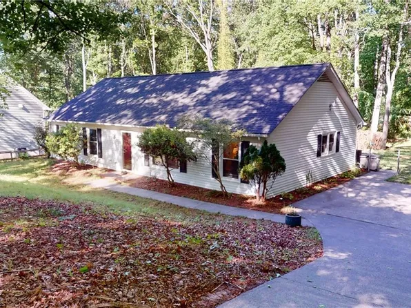 5308 Westrock Dr, Pfafftown, NC 27040