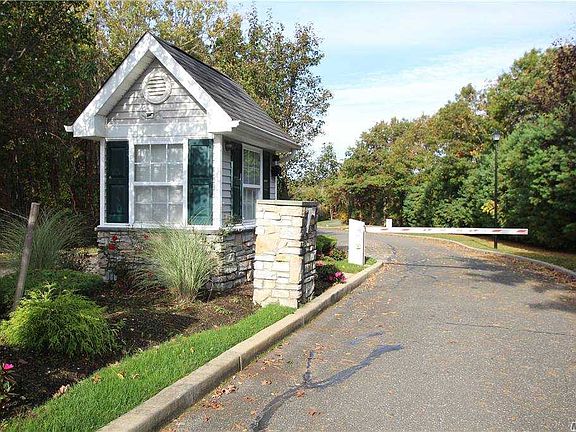 3rd image of 33 Willow Wood Dr