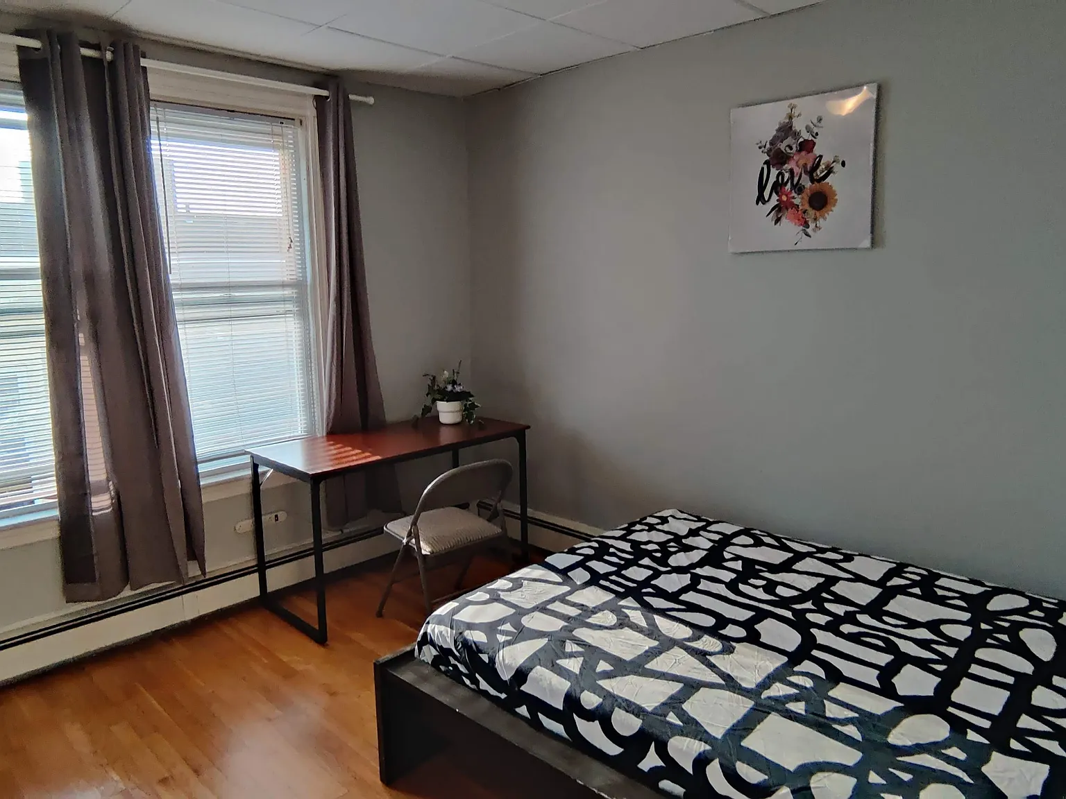 5 bed, 1.5 bath, 9999 sqft, $1,300 — Photo 4