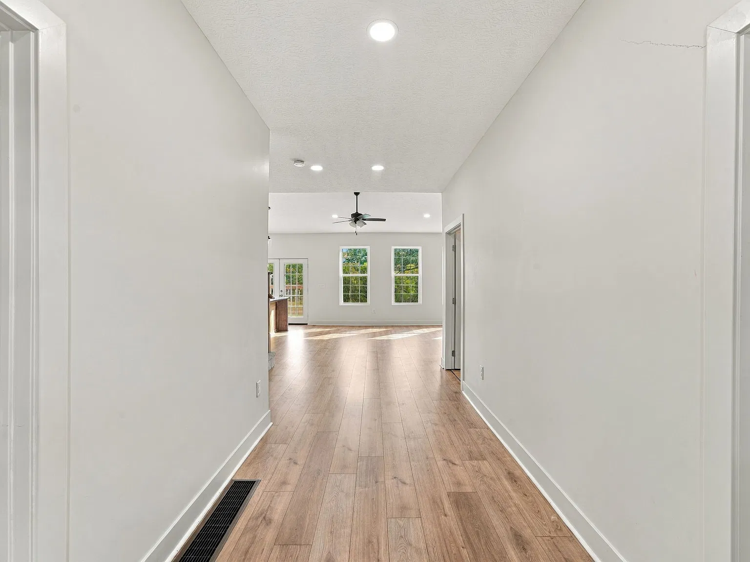 3 bed, 1904 sqft, $2,300 — Photo 2