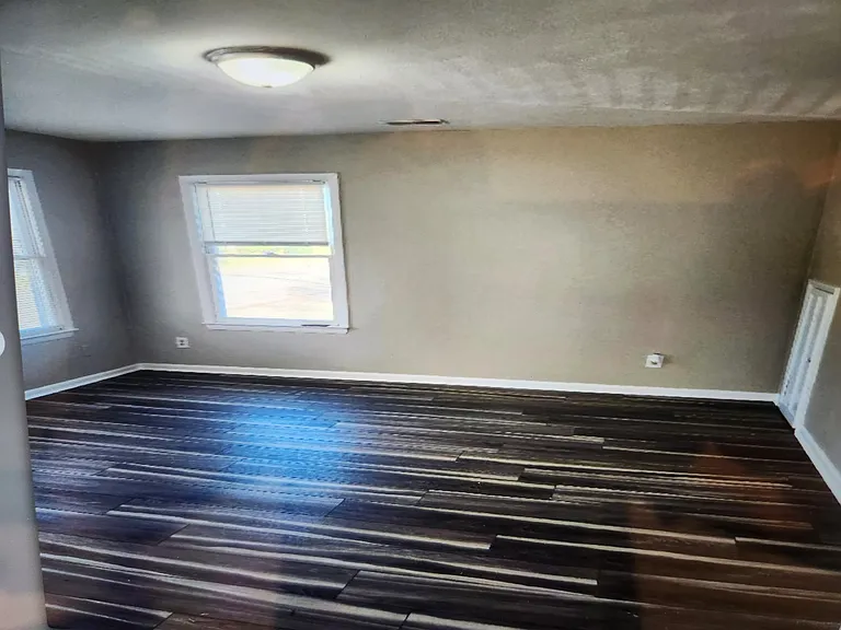 1054 Bay St — Photo 3