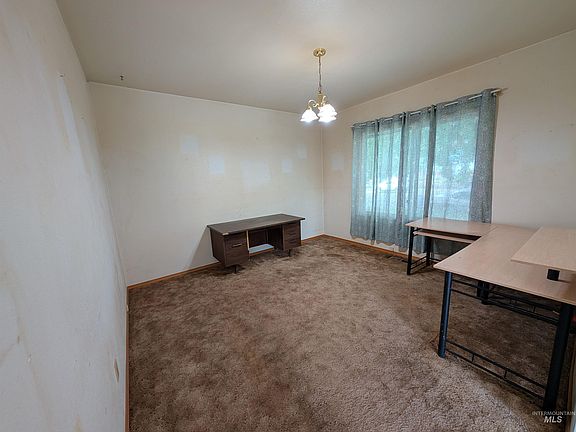3rd image of 815 Maple St