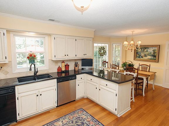 4th image of 940 Fair Oaks Dr