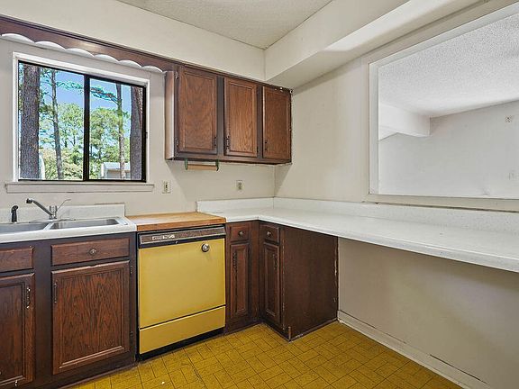 3rd image of 4705 Walden Pond Dr APT A