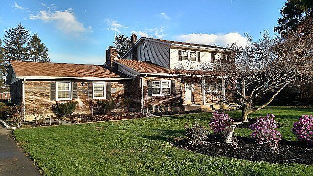 Large front yard landscape