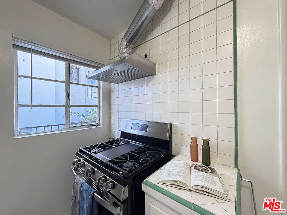 1 bed, 1.0 bath, 5824 sqft, $2,400 — Photo 3