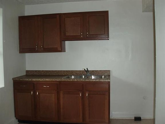 3rd image of 602 W 34th St #Townhouse