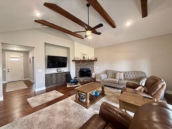 3rd image of 1165 W Gaslight Drive